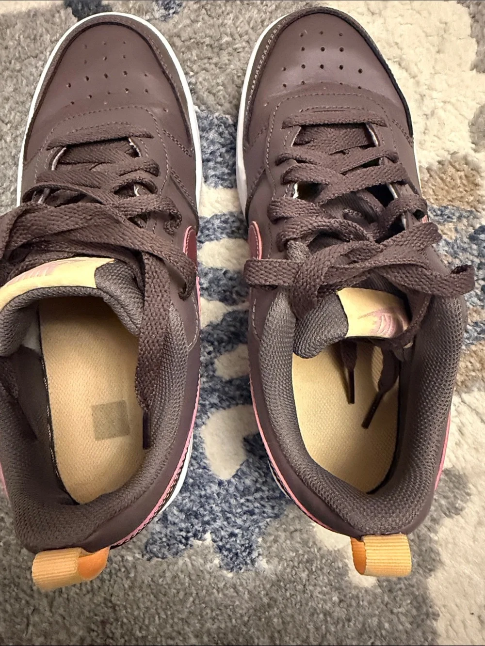 Nike Brown Low-Top Sneakers with Pink Accents, big kids 6.5